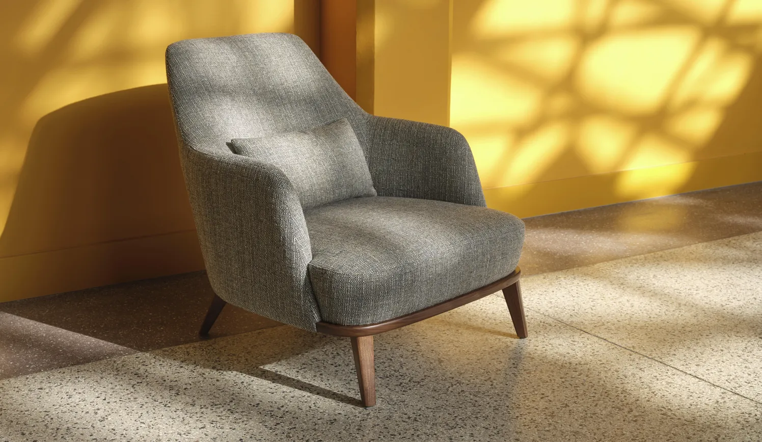 Grijze fauteuil met houten poten